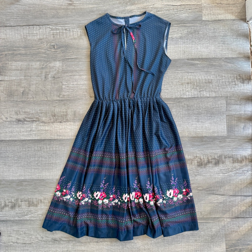 Vintage '70s Floral/Polka Dot Print Midi Housedre… - image 7